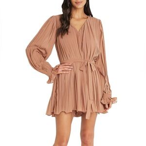 VICI Collection Pleated Long Sleeve Romper
Soft Tan Size Small.